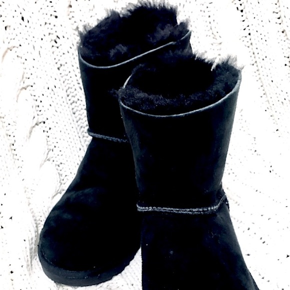 EUC Ugg Bailey Bow Short Black Boots - Picture 2 of 5